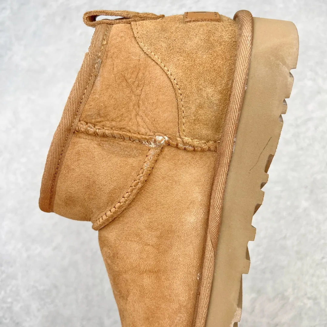 Pick up locally 💰520 UGG Zhou Dongyu's same style 6109 classic autumn and winter sheep fur integrated snow boots. All shoes are made from ZP. Longfeng A-grade Australian imported sheep fur integrated men's and women's boots. Brand OEM production line. Fully follow the ZP process. OEM original pattern maker. Adhering to the principle of no original shoes and no development selection. Pay attention to every detail. The most authentic version on the market TREADLITE "Light Wing" technology outsole Lightweight/durable/flexible/pile type [solemn after-sales commitment] If there are major quality problems such as degumming/broken bottom within one month, we will directly replace it with a new one for you! Size: 35 36 37 38 39 40 41 42 43 44 45 Coding: by2936050